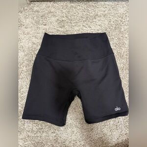 ALO Yoga Medium Ribbed Black Shorts. 🖤⚡️